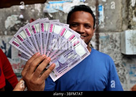 Dhaka, Bangladesh - 2 giugno 2025: Dopo la caduta del governo della Awami League, Bangladesh Bank ha rilasciato nuove banconote sul mercato, cambiando t Foto Stock