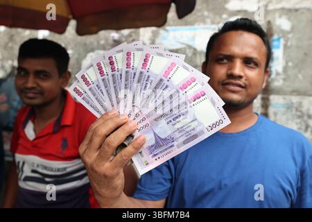 Dhaka, Bangladesh - 2 giugno 2025: Dopo la caduta del governo della Awami League, Bangladesh Bank ha rilasciato nuove banconote sul mercato, cambiando t Foto Stock