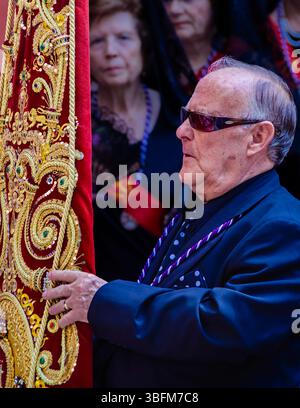 Toledo, Spagna, 19 giugno 2014: Hands That Hold History: Corpus Christi's Embroidered Ritual Foto Stock