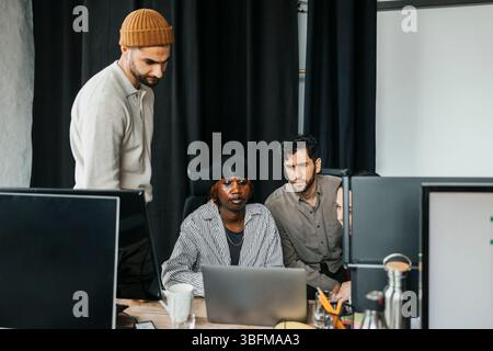 Team di programmatori informatici diversi che lavorano insieme in ufficio Foto Stock