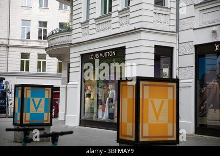 Il punto vendita Louis Vuitton è visibile lungo Kurfuerstendamm a Berlino, Germania, il 2 giugno 2025. La casa di moda di lusso presenta il suo design esclusivo dietro pannelli di vetro puliti su uno dei viali dello shopping più iconici della città. Nonostante l'incertezza economica, Berlino rimane un mercato fiorente per i marchi di lusso globali e il turismo al dettaglio di fascia alta. (Foto di Michael Kuenne/PRESSCOV/Sipa USA) Foto Stock