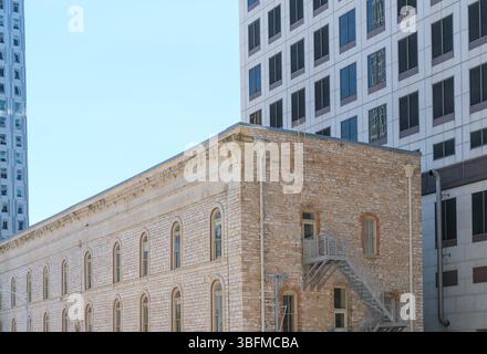 27 AMY 2025 - Austin, Texas, USA - edifici moderni e vecchi nel centro di Austin, Texas Foto Stock