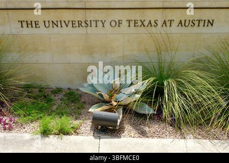 27 MAGGIO 2025 - Austin, Texas, USA - cartello di benvenuto per l'Università del Texas ad Austin Foto Stock