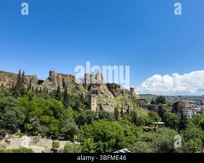 Vista panoramica della Fortezza di Narikala e della Chiesa di San Nicola a Tbilisi, Georgia. Niente persone. Foto Stock
