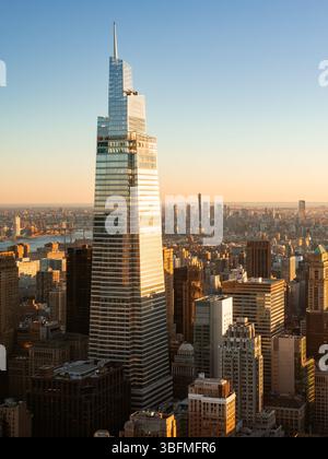 Vista sopraelevata di un grattacielo Vanderbilt al tramonto. 42nd Street Tower a Midtown Manhattan, New York City Foto Stock