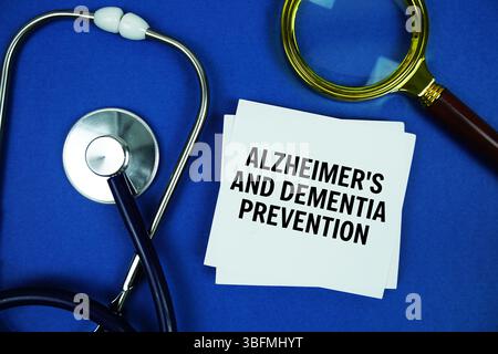 Messaggio di testo per la prevenzione dell'Alzheimer e della demenza sulla bolla di discorso con stetoscopio su sfondo blu Foto Stock