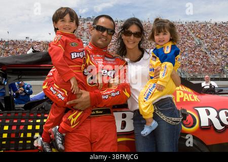 Brooklyn, mi, Stati Uniti. 15 giugno 2008. Brooklyn, mi USA - 15 giugno 2008: Juan Pablo Montoya si gode un momento con la sua famiglia durante la pre-gara al Michigan Speedway prima della corsa della NSCS LifeLock 400 a Brooklyn, Michigan. (Credit Image: © Walter G. Arce Sr./ASP via ZUMA Press Wire) SOLO PER USO EDITORIALE! Non per USO commerciale! Foto Stock