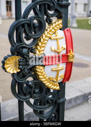 Stemma sul cancello d'ingresso dell'Old Royal Naval College, Greenwich, Londra, Inghilterra, Regno Unito, GB. Foto Stock