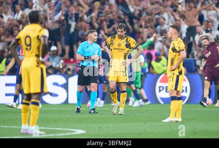 Francesco Acerbi Inter Mailand 15 Sad durante la partita PSG PARIS - INTER MAILAND 5-0 della finale di UEFA Champions League del 31 maggio 2025 a Monaco, Germania. Fotografo CL stagione 2024/2025: Immagini ddp/immagini a stella Foto Stock