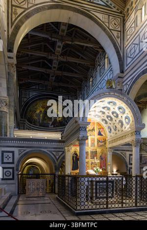 Vista della Cappella del Crocifisso e dell'abside mosaico, San Miniato al Monte, Firenze, Italia. Baldacchino rinascimentale di Michelozzo, XV secolo, e Bisanzio Foto Stock