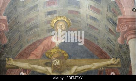 Dettaglio dell'affresco della Santissima Trinità di Masaccio in Santa Maria Novella, Firenze, Italia. Raffigura Dio padre che sostiene il Cristo crocifisso sotto un Foto Stock