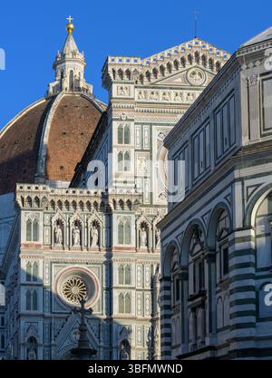 Facciata e cupola del Duomo con il Battistero di Firenze in primo piano, che mostra la ricca architettura gotica e rinascimentale, Firenze, Italia. Foto Stock
