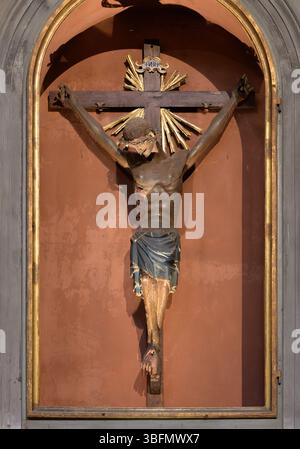 Crocifisso ligneo del XIV secolo con raggi dorati, in stile gotico, situato nella Chiesa di Ognissanti, Firenze, Italia. Foto Stock