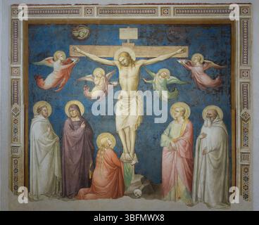 Affresco della Crocifissione di Taddeo Gaddi, metà del XIV secolo, con la Vergine Maria, San Giovanni e angeli, nella Chiesa di Ognissanti, Firenze, Italia. Foto Stock