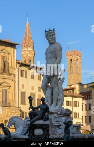 Fontana del Nettuno di Bartolomeo Ammannati, situata in Piazza della Signoria, Firenze, Italia. Scultura rinascimentale in marmo e bronzo. Foto Stock