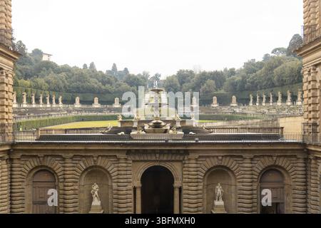 Vista sul cortile della Fontana della Carlotta e terrazze con statue nel Giardino di Boboli, dietro Palazzo Pitti, Firenze, Italia. Foto Stock