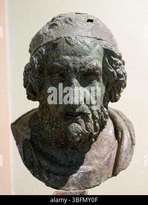 Testa in bronzo di un poeta cieco, tradizionalmente identificato come Omero, ritratto ellenistico datato al II secolo a.C., trovato al largo di Meloria vicino Livorno, Italia. Foto Stock