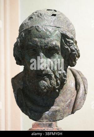 Testa in bronzo di un poeta cieco, tradizionalmente identificato come Omero, ritratto ellenistico datato al II secolo a.C., trovato al largo di Meloria vicino Livorno, Italia. Foto Stock
