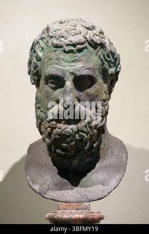 Testa ritratto in bronzo, tradizionalmente identificata come Eschilo, scultura greca ellenistica del II secolo a.C., trovata al largo della Meloria, conservata a Flo Foto Stock