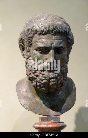 Testa ritratto in bronzo, tradizionalmente identificata come Sofocle, scultura ellenistica datata al II secolo a.C., trovata vicino a Meloria, ora a Firenze Archa Foto Stock