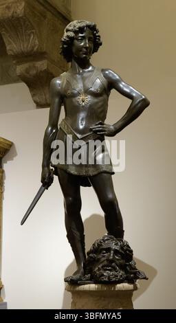 Statua in bronzo del David di Andrea del Verrocchio, c. 1473-1475, raffigurante il giovane eroe dopo aver ucciso Golia, Museo Nazionale del Bargello, Firenze, Foto Stock