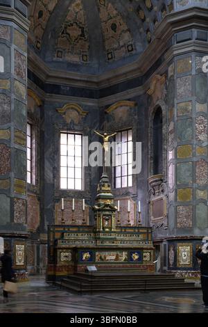 Altare maggiore della Cappella Medicea con mosaico in pietra dura policroma e crocifisso dorato, Basilica di San Lorenzo, Firenze, Italia. Foto Stock