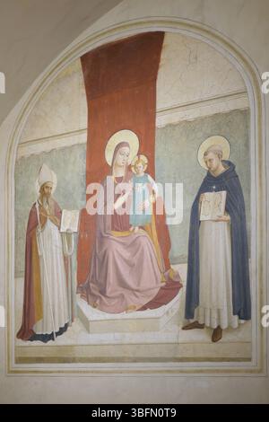 Fra Angelico affresco della Vergine col bambino in trono con i Santi Domenico e Zenobio, Monastero di San Marco, Firenze, Italia, primo Rinascimento. Foto Stock