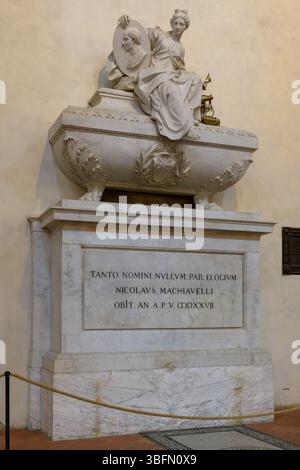 Tomba in marmo di Niccolo Machiavelli nella Basilica di Santa Croce, Firenze, con figura allegorica femminile e epitaffio inciso, realizzata da Innocenzo spina Foto Stock