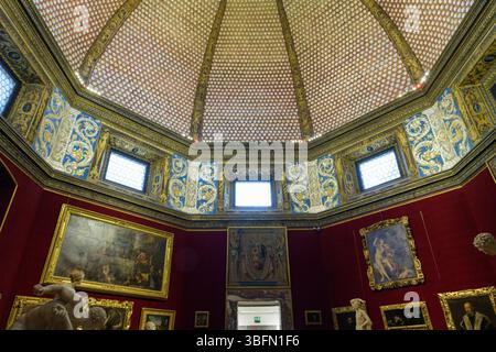 Veduta interna del Tribuno nella Galleria degli Uffizi, Firenze, Italia, progettato da Bernardo Buontalenti tra il 1581 e il 1583. Con cupola ottagonale e falena Foto Stock