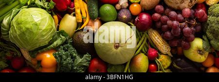 La raccolta autunnale porta verdure fresche e biologiche, mature, salutari e pronte per essere gustate in pasti sani, da fattoria a tavola, biologici Foto Stock