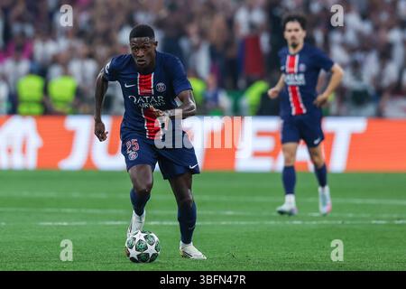 Monaco, Germania. 31 maggio 2025. Nuno Mendes del Paris Saint-Germain FC è visto in azione durante le finali di UEFA Champions League 2024/25 tra il Paris Saint-Germain FC e il FC Internazionale alla Munich Football Arena. Punteggio finale: PSG 5 - 0 Inter Credit: SOPA Images Limited/Alamy Live News Foto Stock