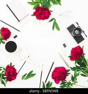 Concetto di spazio di lavoro femminile con diario, macchina fotografica vintage, fiori di peonie, appunti e accessori bianchi. Copia spazio Foto Stock