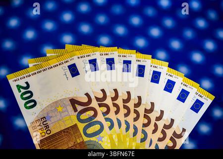 Fan di 200 banconote in euro su sfondo blu: Simboleggiano la ricchezza e la prosperità finanziaria Foto Stock