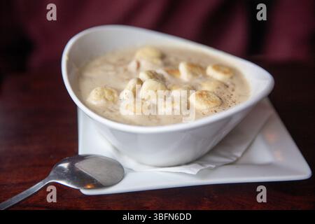 Ciotola di zuppa di vongole del New England con cracker di ostriche Foto Stock