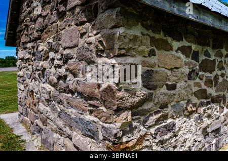 Prospettiva angolare di un edificio pionieristico in pietra d'epoca Foto Stock