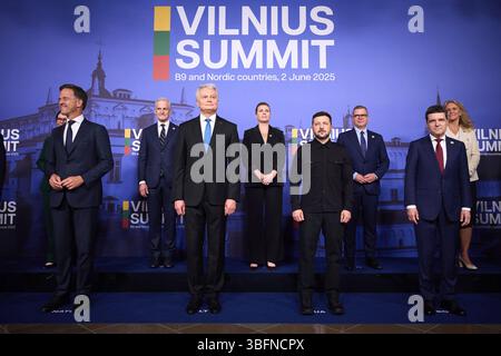 Vilnius, Lituania. 2 giugno 2025. Il presidente ucraino Volodymyr Zelenskyy, in piedi con i leader dei paesi B9 e nordici per la foto di gruppo durante il vertice di Vilnius al Palazzo dei Granduchi di Lituania, 2 giugno 2025 a Vilnius, Lituania. In piedi da sinistra: Segretario generale della NATO Mark Rutte, primo ministro norvegese Jonas Gahr Store, presidente lituano Gitanas Nauseda, primo ministro danese mette Frederiksen, presidente ucraino Volodymyr Zelenskyy, primo ministro finlandese Petteri Orpo, presidente rumeno Nicusor Dan e ministro degli Esteri islandese Katrin Gunnarsdottir. Credito: Foto Stock