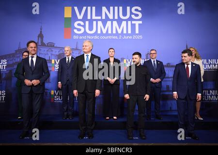 Vilnius, Lituania. 2 giugno 2025. Il presidente ucraino Volodymyr Zelenskyy, in piedi con i leader dei paesi B9 e nordici per la foto di gruppo durante il vertice di Vilnius al Palazzo dei Granduchi di Lituania, 2 giugno 2025 a Vilnius, Lituania. In piedi da sinistra: Segretario generale della NATO Mark Rutte, primo ministro norvegese Jonas Gahr Store, presidente lituano Gitanas Nauseda, primo ministro danese mette Frederiksen, presidente ucraino Volodymyr Zelenskyy, primo ministro finlandese Petteri Orpo, presidente rumeno Nicusor Dan e ministro degli Esteri islandese Katrin Gunnarsdottir. Credito: Foto Stock