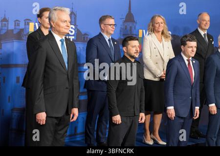 Vilnius, Lituania. 2 giugno 2025. I leader dei nove paesi baltici e dei paesi nordici stanno insieme per la foto di gruppo durante il vertice di Vilnius al Palazzo dei Granduchi di Lituania, 2 giugno 2025, a Vilnius, Lituania. In piedi da sinistra: Il primo ministro danese mette Frederiksen, il presidente lituano Gitanas Nauseda, il primo ministro finlandese Petteri Orpo, il presidente ucraino Volodymyr Zelenskyy, il ministro degli Esteri islandese Katrin Gunnarsdottir, il presidente rumeno Nicusor Dan e il ministro della difesa ungherese Kristof Szalay-Bobrovniczky. Credito: Elijus Kniezauskas/Ukrainian Presidential Press of Foto Stock