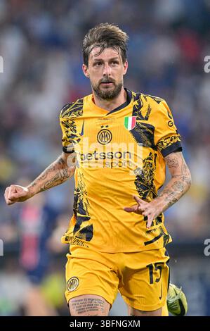 Monaco, Germania. 31 maggio 2025. Francesco Acerbi (15) dell'Inter visto durante la finale di UEFA Champions League 2025 tra Paris Saint-Germain e Inter all'Allianz Arena di Monaco. Foto Stock