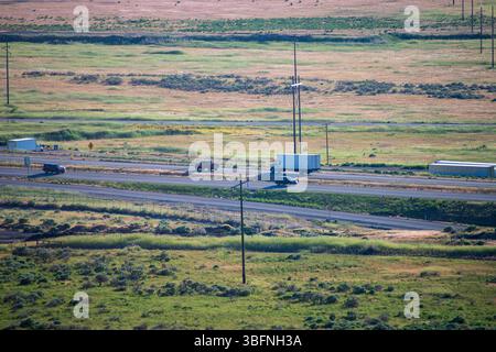 Santaquin, Utah - 2 giugno 2025: Una vista distante cattura i veicoli che viaggiano lungo la Interstate 15 mentre si snoda attraverso la valle vicino a Santaquin, Utah. Foto Stock