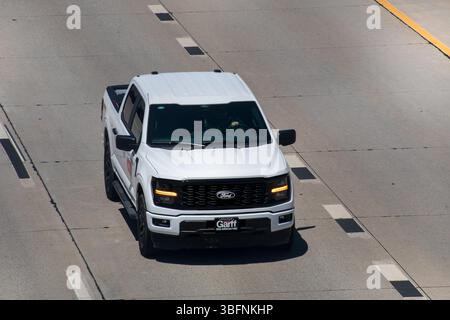 Orem, Utah - 2 giugno 2025: Un pick-up viaggia verso sud sull'Interstate 15 verso Provo a Orem, Utah, Stati Uniti. Foto Stock