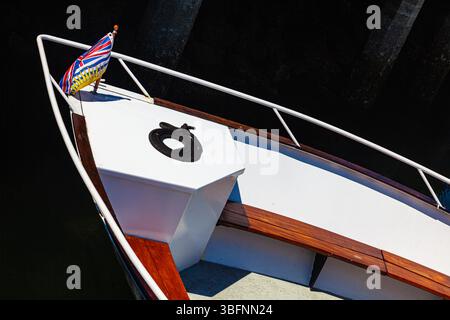 Immagine astratta di una prua di una barca con una bandiera della British Columbia Provincial a Coal Harbour Vancouver Foto Stock