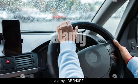 Mappa online, navigatore su dispositivo mobile e viaggio in città in cattive condizioni meteorologiche Foto Stock