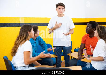 Giovane che allena le abilità orali nel club parlante Foto Stock
