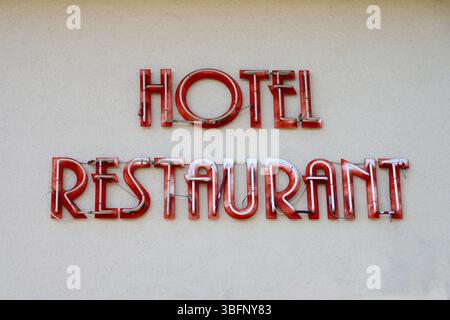 Cartello neon Hotel Restaurant su un muro Foto Stock