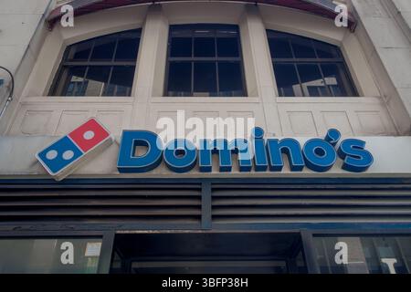 STATI UNITI. 2 giugno 2025. Cartello all'ingresso di un negozio Domino's Pizza a Manhattan. (Foto di Erik McGregor/Sipa USA) credito: SIPA USA/Alamy Live News Foto Stock
