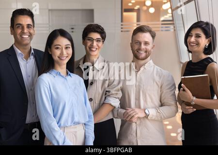 Membri sicuri del team che si mettono in posa per la fotocamera Foto Stock