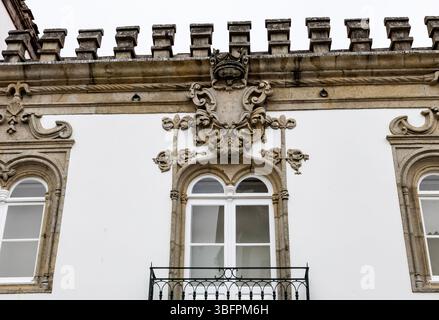 Particolare dello stemma della Casa dos Alpuim (residenza di Alpium), costruito in stile neo-manuelino (neogotico), a Viana do Castelo, Portug Foto Stock