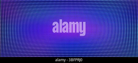 Display a LED con pixel con punti blu e viola luminosi che formano lo sfondo digitale della parete. Modello tecnologico futuristico per video wall, presentazioni o pubblicità elettronica. Display TV Illustrazione Vettoriale