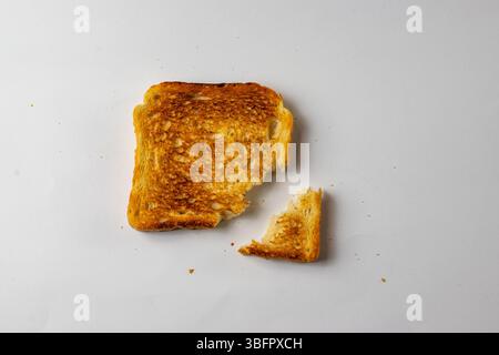 Pane tostato e sfondo bianco Foto Stock
